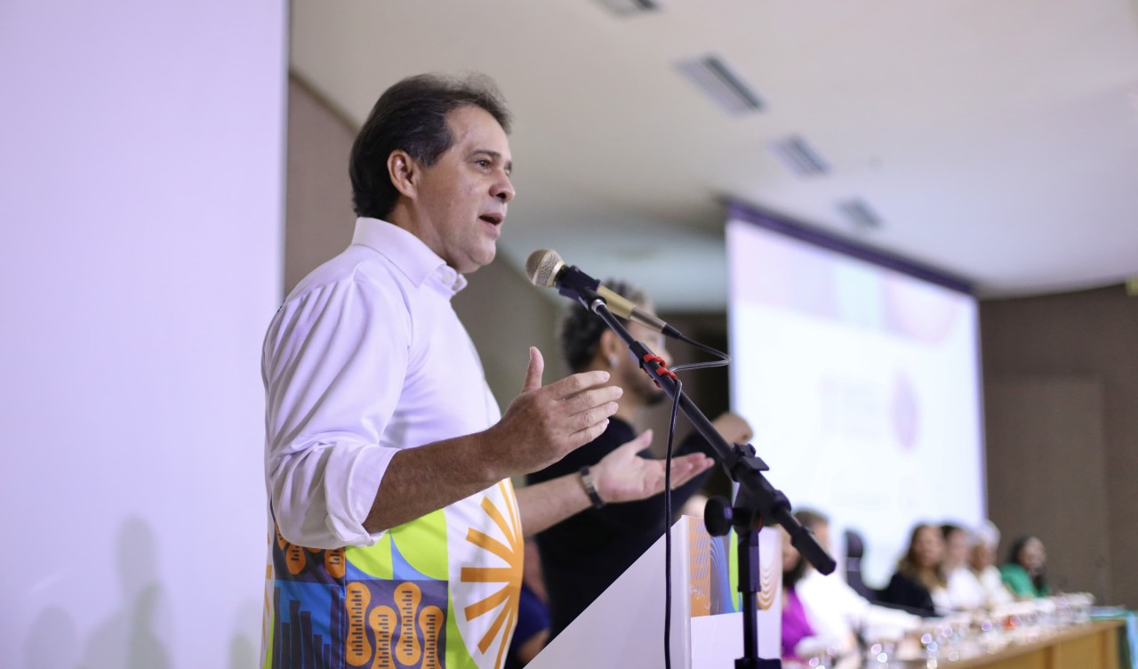 prefeito evandro fala ao microfone durante o evento